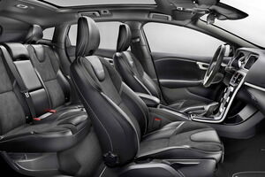 Volvo_V40_R_Design_11 El interior también recibe una personalización acorde