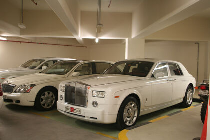 Miles de coches de lujo se abandonan en los Emiratos