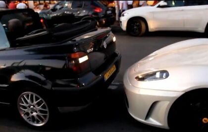 Golpea un Ferrari cuatro veces al aparcar