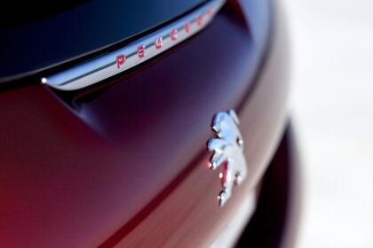 Francia quiere que Peugeot centre los despidos en España