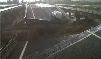 Las lluvias provocan el derrumbamiento de un puente