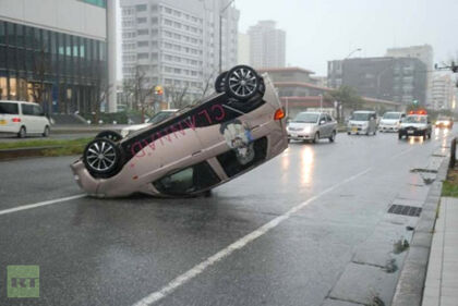 Así se lleva los coches el viento en Okinawa