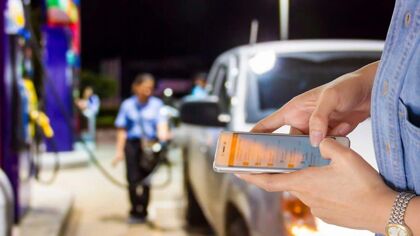 Usar el móvil en la gasolinera: ¿Es peligroso?