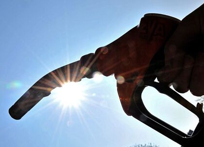 Dónde y cuándo repostar gasolina para ahorrar dinero