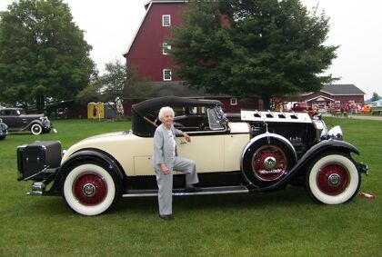 La señora de 102 años que cambia el aceite a su coche