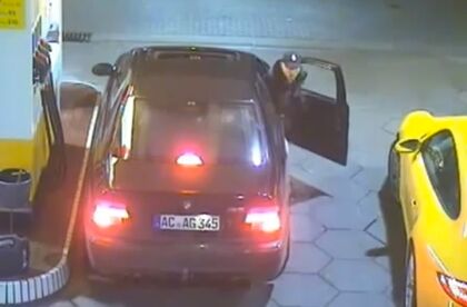 Así se roba un Porsche 911 desde un BMW M5