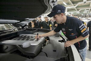 Sebastian Vettel firmando en el propulsor de 420 CV