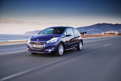 Peugeot 208 y Citroën C3, ahora motores de tres cilindros