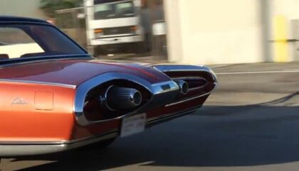 Jay Leno prueba el Chrysler Turbine de 1963