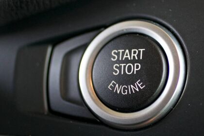 ¿Apagar el motor a 100 km/h para consumir menos?