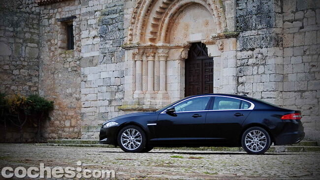 Jaguar_XF_3.0_Diesel_Premium_Luxury_49