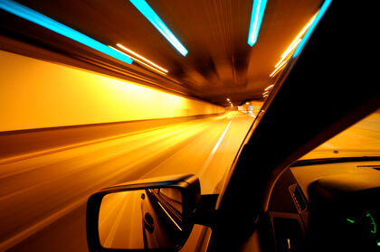 Un hombre queda atrapado en su coche a 200 km/h durante una hora