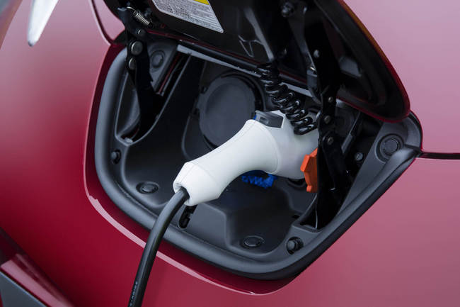 Nissan_Leaf_2013_35