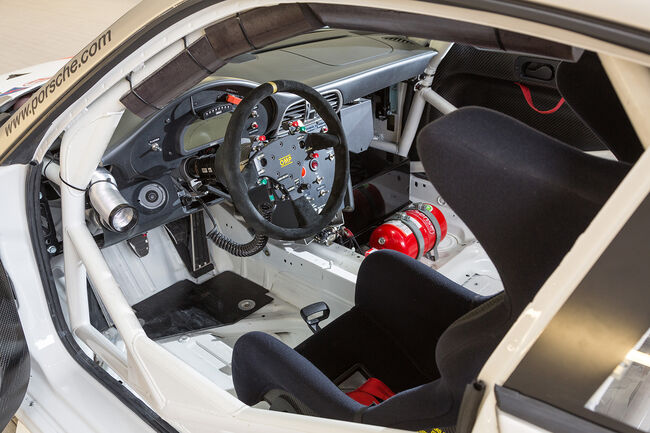 Porsche 911 GT3 R 997 2013 Interior 650x433