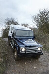 Land Rover Defender Electric 10 200x300