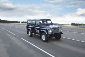 Land Rover Defender Electric 2 300x200