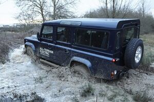 Land Rover Defender Electric 3 300x200