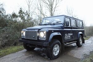 Land Rover Defender Electric 4 300x200