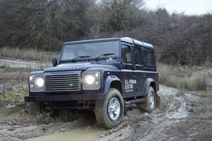 Land Rover Defender Electric 5 300x200