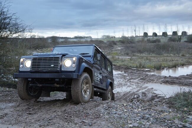 Land Rover Defender Electric 8 650x433