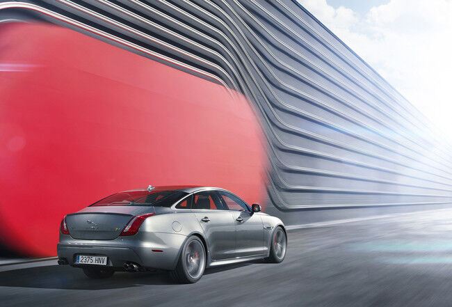 Jaguar XJR 6 650x441