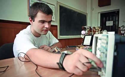 El joven rumano que creó el coche autónomo low cost