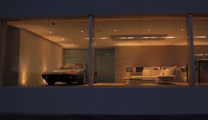 La casa construida alrededor de un Ferrari 512 BBi