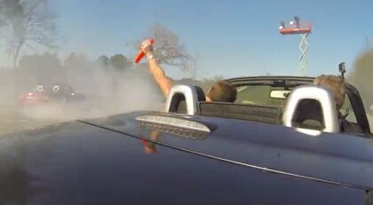 El Mazda MX-5 juega con un frisbee