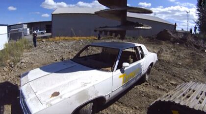 ¿Qué ocurre cuando enfrentas a un coche con una máquina de perforar?