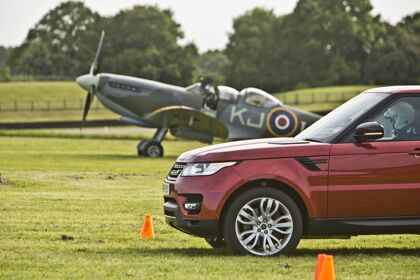 El Range Rover Sport se bate con un caza de la II Guerra Mundial