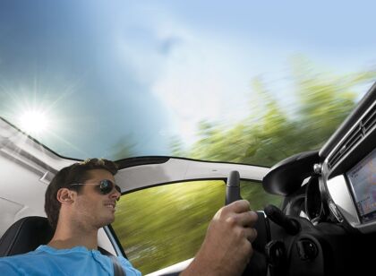 Cómo evitar los efectos de la radiación solar durante la conducción
