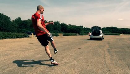 Fútbol freestyle y coches: cuando el toque se une a las cuatro ruedas