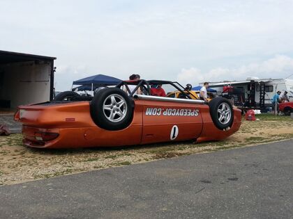 ¡Dios mío, un Camaro invertido!