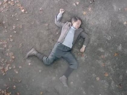 Daimler tacha de «inadecuado» el vídeo en el que matan a Hitler