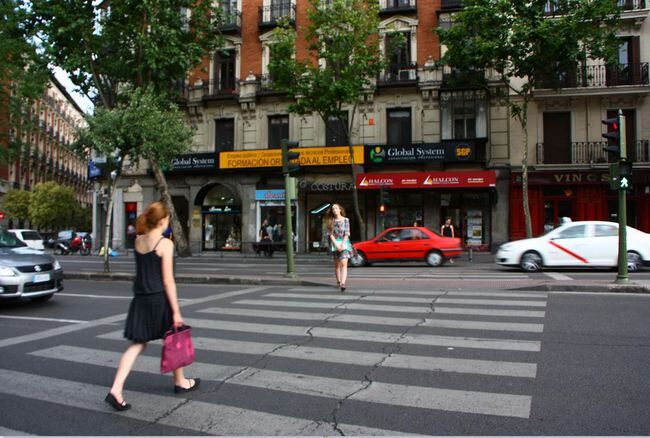 paso para peatones con semáforo