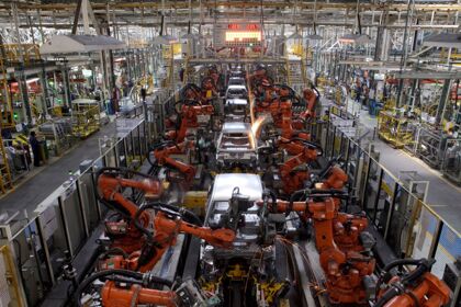 Los robots, listos para fabricar coches con humanos codo con codo