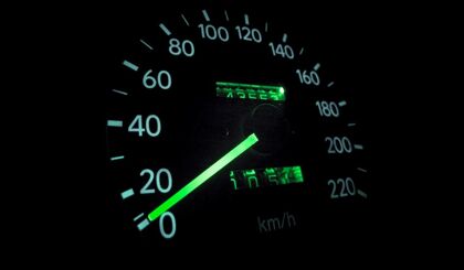 ¿Limitar la velocidad máxima de los coches a 115 km/h?