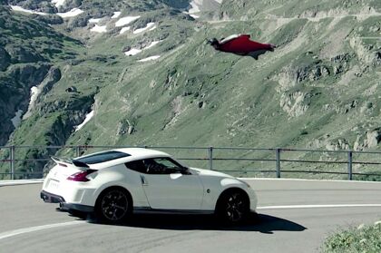 El Nissan 370Z Nismo se enfrenta a un hombre volador