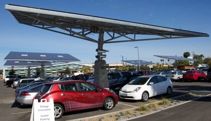 Primera estación de recarga solar móvil para coches eléctricos