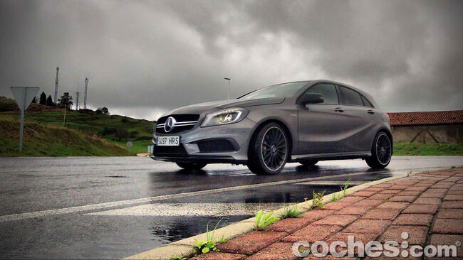 Mercedes_Benz_A45_AMG_01