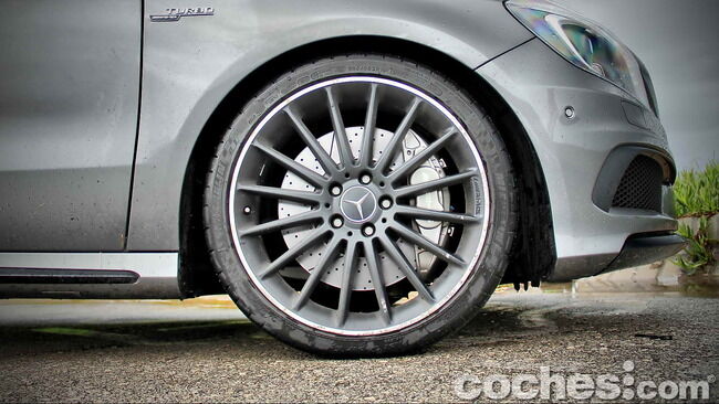 Mercedes_Benz_A45_AMG_13