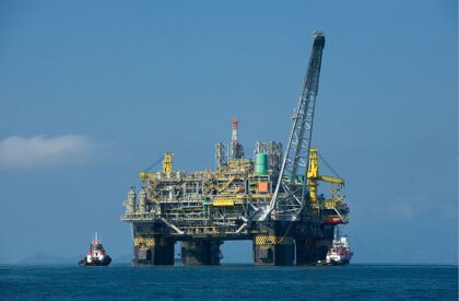España compra petróleo pero exporta gasolina