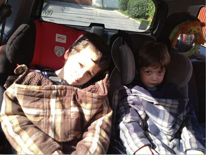 Por qué los niños deben ir abrigados, pero no en el coche