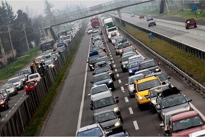 Generar electricidad con el movimiento de los coches, de forma barata
