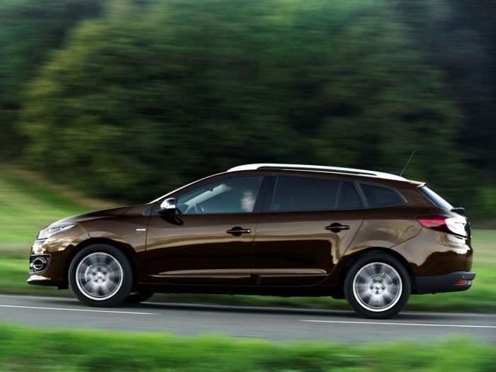 Renault Megane Sport Tourer 2014 14 700x525