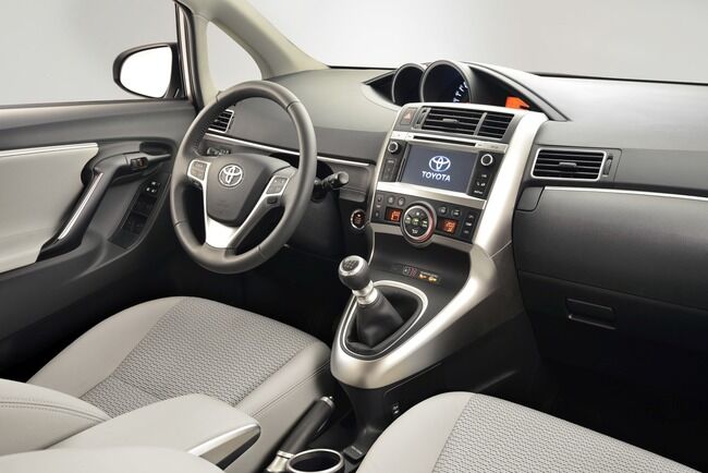 Toyota Verso 2014 21 interior