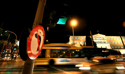 Los griegos abandonan sus coches en las calles