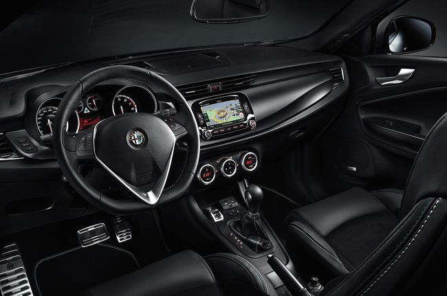 Alfa Romeo Giulietta Quadrifoglio Verde 2014 interior 00
