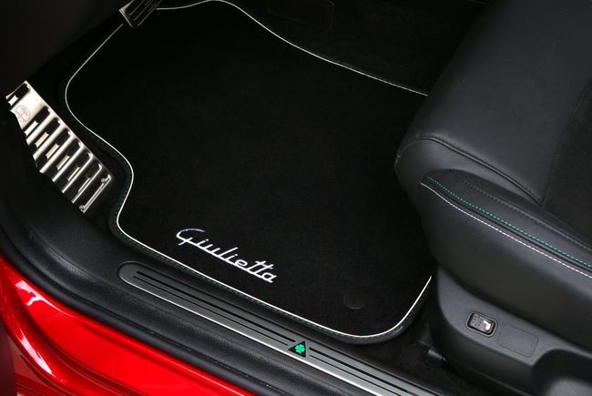 Alfa Romeo Giulietta Quadrifoglio Verde 2014 interior 01