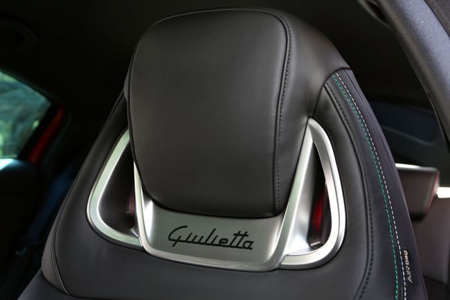 Alfa Romeo Giulietta Quadrifoglio Verde 2014 interior 09